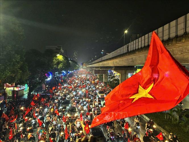 Người dân Thủ đô đổ ra đường ăn mừng chiến thắng của Đội tuyển Việt Nam tại đường Nguyễn Trãi. Ảnh: Tuấn Anh - TTXVN