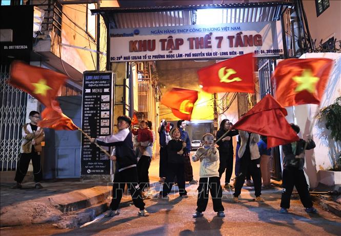 Chung kết lượt về ASEAN Cup 2024: Người hâm mộ Hà Nội đổ ra đường mừng chiến thắng của tuyển Việt Nam. Ảnh: An Đăng - TTXVN