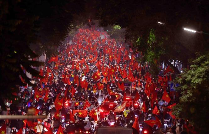 Vietnamese fans in Hanoi flood the street with national flags, horns and music to celebrate the national team's victory. VNA Photo