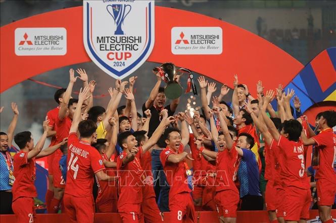 Vietnamese team rejoice as they receive the trophy for the ASEAN Cup at Rajamangala Stadium in Bangkok, Thailand. VNA Photo