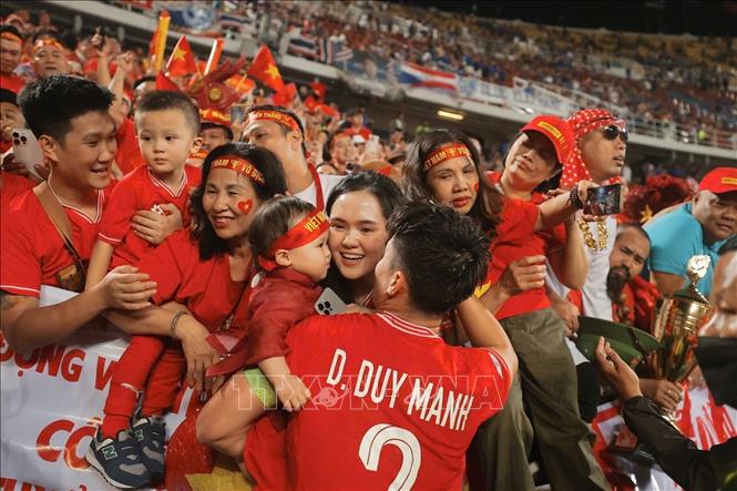 Duy Mạnh chia vui cùng vợ và con sau khi trận đấu kết thúc. Ảnh: Minh Quyết – PV TTXVN từ Thái Lan
