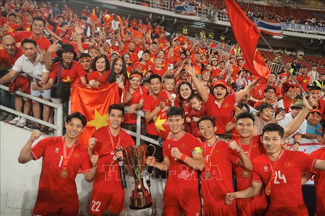 Các tuyển thủ Việt Nam cùng cổ động viên nhà hân hoan trong niềm vui vô địch ASEAN Cup 2024. Ảnh: Minh Quyết – PV TTXVN từ Thái Lan