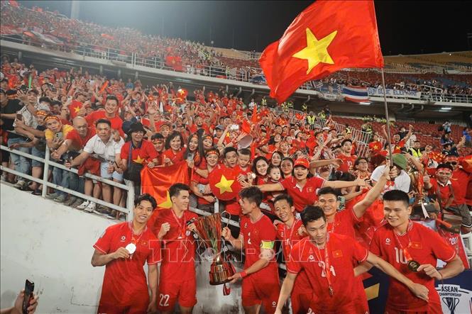 Các tuyển thủ Việt Nam cùng cổ động viên nhà hân hoan trong niềm vui vô địch ASEAN Cup 2024. Ảnh: Minh Quyết – PV TTXVN từ Thái Lan