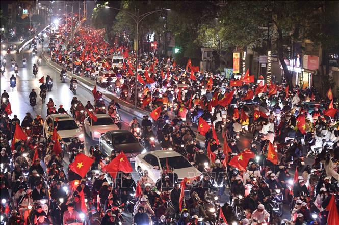Người hâm mộ Thủ đô đã đổ ra đường để ăn mừng chiến thắng của đội tuyển Việt Nam. Ảnh: Thanh Tùng - TTXVN 