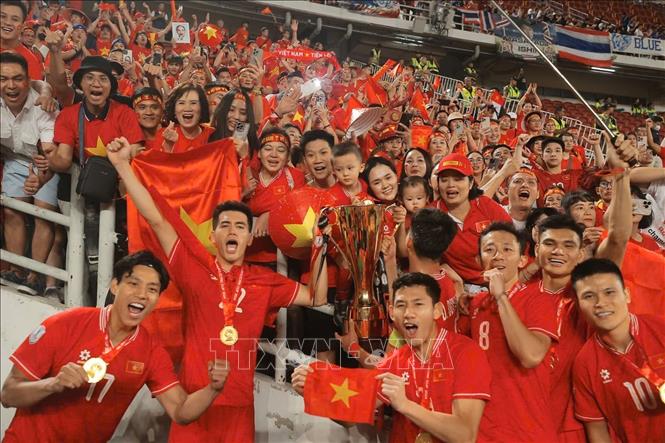 Các tuyển thủ Việt Nam cùng cổ động viên nhà hân hoan trong niềm vui vô địch ASEAN Cup 2024. Ảnh: Minh Quyết – PV TTXVN từ Thái Lan

