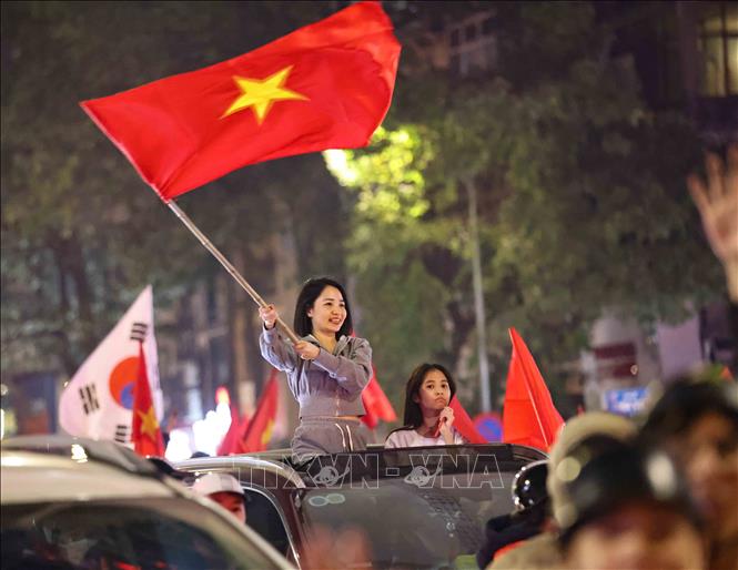 Người hâm mộ Thủ đô đã đổ ra đường để ăn mừng chiến thắng của đội tuyển Việt Nam. Ảnh: Thanh Tùng - TTXVN 
