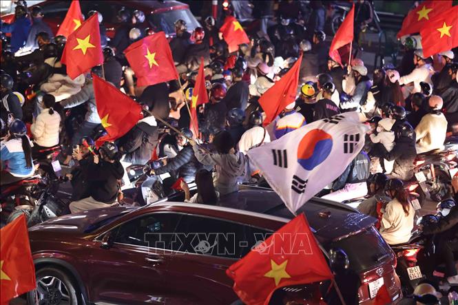 Quốc kỳ Hàn Quốc tung bay trên đường phố Hà Nội như lời cảm ơn của người hâm mộ tới Huấn luyện viên trưởng. Ảnh: Thanh Tùng - TTXVN 