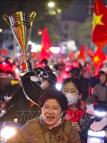 Ăn mừng với chiếc cúp trên tay. Ảnh: Thanh Tùng - TTXVN