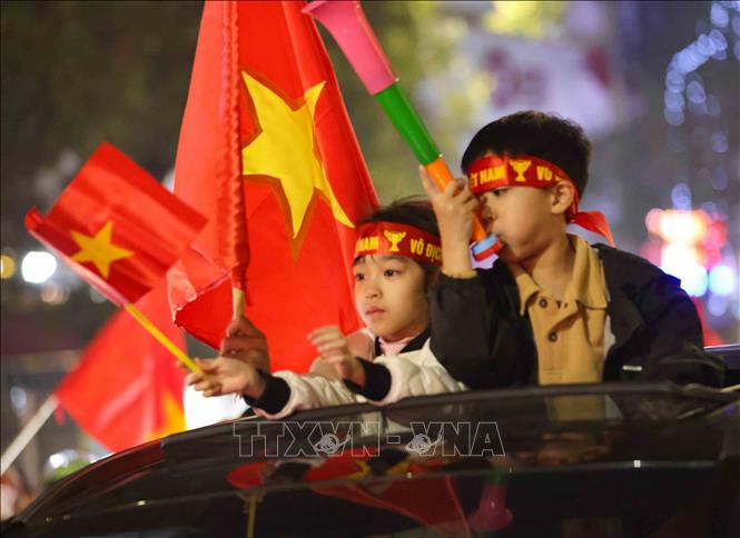Người hâm mộ Thủ đô đã đổ ra đường để ăn mừng chiến thắng của đội tuyển Việt Nam. Ảnh: Thanh Tùng - TTXVN 