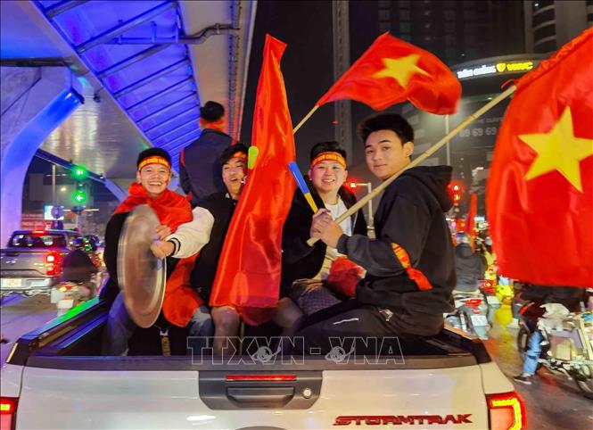 Người hâm mộ Thủ đô đã đổ ra đường để ăn mừng chiến thắng của đội tuyển Việt Nam. Ảnh: Thanh Tùng - TTXVN 