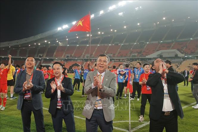 Lãnh đạo Liên đoàn bóng đá Việt Nam (VFF) bày tỏ sự cảm ơn tới người hâm mộ nước nhà đã đến sân cổ vũ, tiếp thêm sức mạnh cho đội tuyển thi đấu thành công. Ảnh: Minh Quyết – PV TTXVN từ Thái Lan