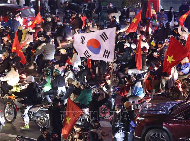 Quốc kỳ Hàn Quốc tung bay trên đường phố Hà Nội như lời cảm ơn của người hâm mộ tới Huấn luyện viên trưởng. Ảnh: Thanh Tùng - TTXVN 