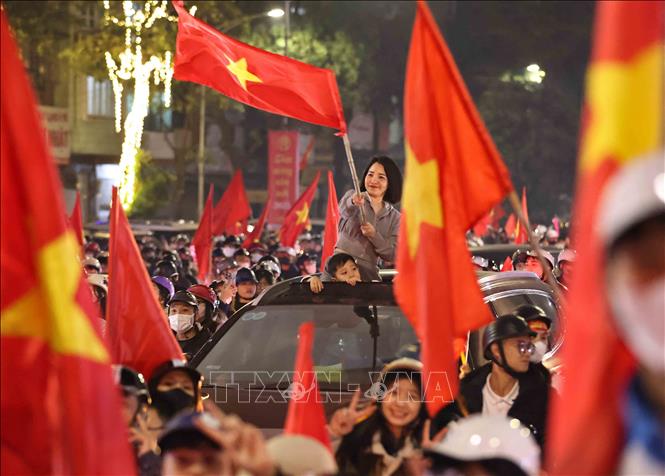 Người hâm mộ Thủ đô đã đổ ra đường để ăn mừng chiến thắng của đội tuyển Việt Nam. Ảnh: Thanh Tùng - TTXVN 