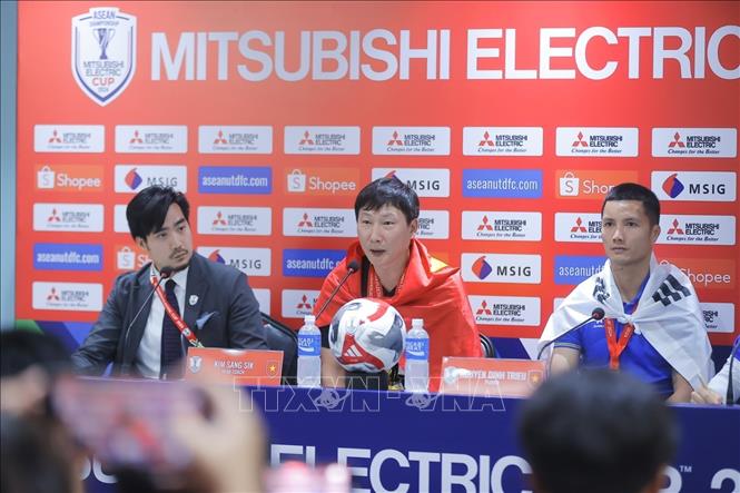 HLV trưởng đội tuyển Việt Nam Kim Sang-sik trả lời phỏng vấn tại họp báo sau trận đấu. Ảnh: Minh Quyết - PV TTXVN từ Thái Lan