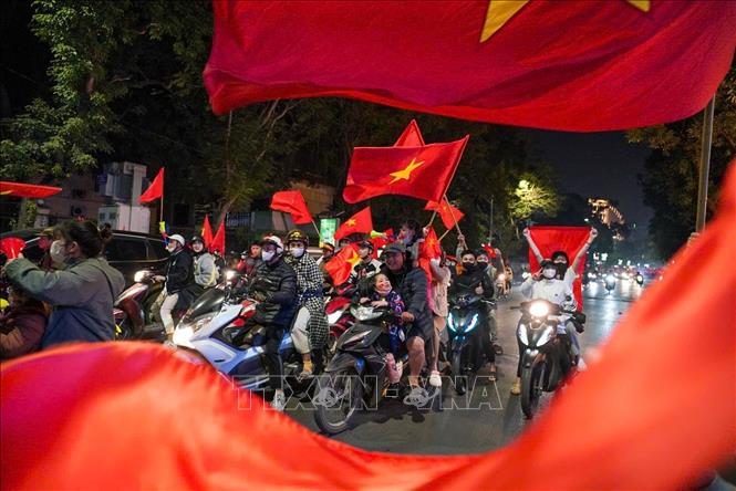 Người dân Thủ đô đổ ra đường ăn mừng chiến thắng của Đội tuyển Việt Nam tại phố Ngô Quyền. Ảnh: Khánh Hoà - TTXVN