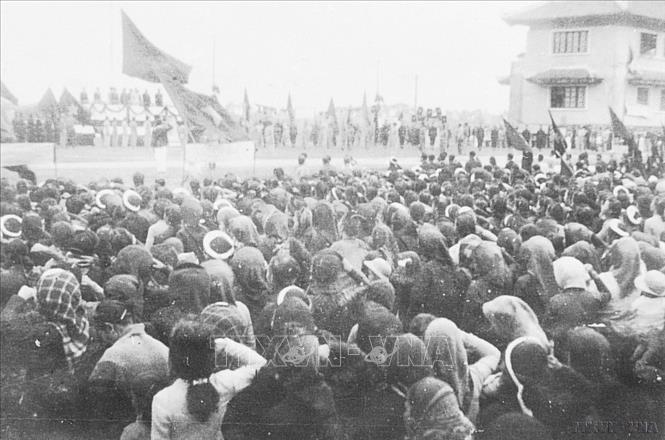 Ngày 12/1/1946, hàng vạn nhân dân Thủ đô tham dự lễ mít tinh tại Khu học xá Trung ương (nay là Đại học Bách khoa Hà Nội), chào mừng Chủ tịch Hồ Chí Minh và các đại biểu vừa trúng cử vào Quốc hội khoá I. Ảnh: Tư liệu TTXVN