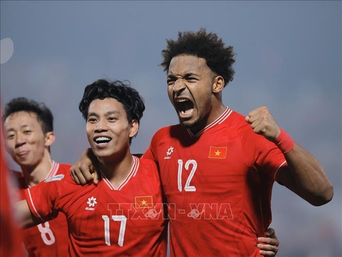 Xuân Son giành cả 2 danh hiệu “Cầu thủ xuất sắc nhất” và “Vua phá lưới” của Giải với 7 bàn thắng. Ảnh: Minh Quyết – TTXVN
