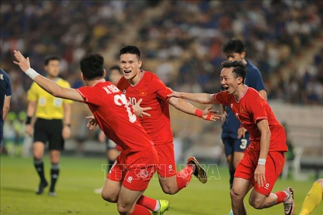 Cầu thủ Việt Nam ăn mừng bàn thắng gỡ hòa 2-2 ở trận chung kết lượt về với sự góp công lớn của Tuấn Hải, tối 5/1 trên sân Rajamangala. Ảnh: Minh Quyết – TTXVN 
