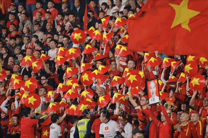 Cổ động viên Việt Nam trên sân Việt Trì “tiếp lửa” cho đội tuyển thi đấu trong trận chung kết lượt đi, tối 2/1. Ảnh: Minh Quyết – TTXVN