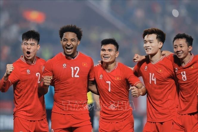 Các cầu thủ Việt Nam ăn mừng chiến thắng. Ảnh: Minh Quyết - TTXVN