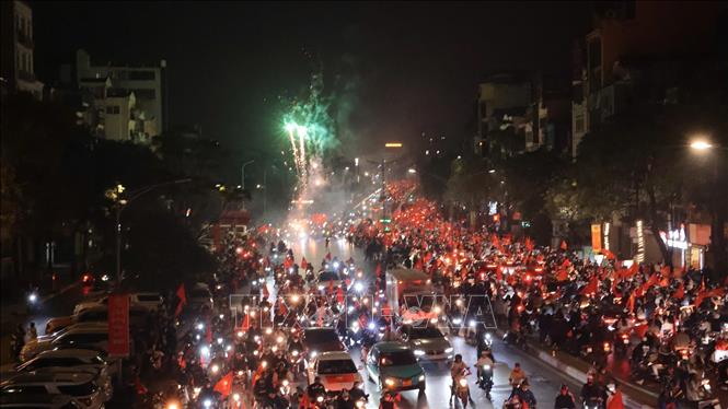 Cờ đỏ sao vàng ngập tràn ở đường Trần Khát Chân. Ảnh: Hoàng Hiếu - TTXVN