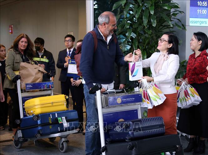 The first tourists come to Da Nang city by air on the first day of New Year 2025. VNA Photo: Trần Lê Lâm