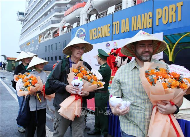The first tourists come to Da Nang city by sea on the first day of New Year 2025. VNA Photo: Trần Lê Lâm