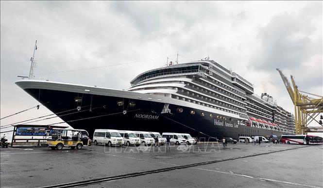 Nearly 3,000 tourists come to Da Nang city by air and by sea on the first day of New Year 2025. VNA Photo: Trần Lê Lâm