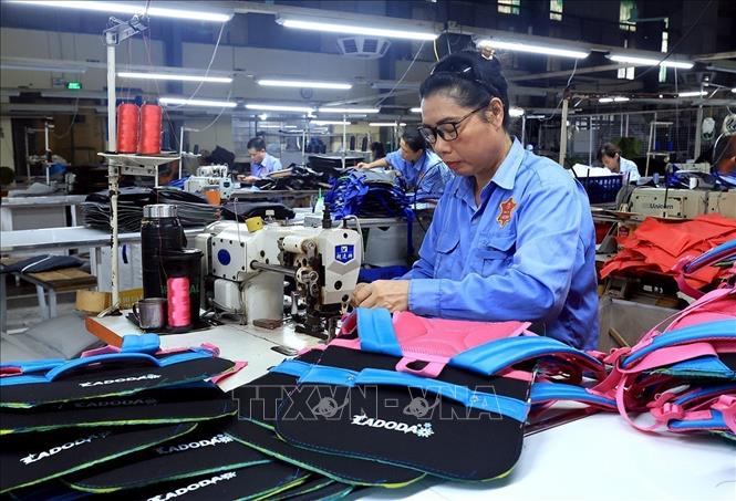 Making leather products at the Ladoda JSC in Hanoi's Gia Lam district. VNA Photo: Tuấn Anh