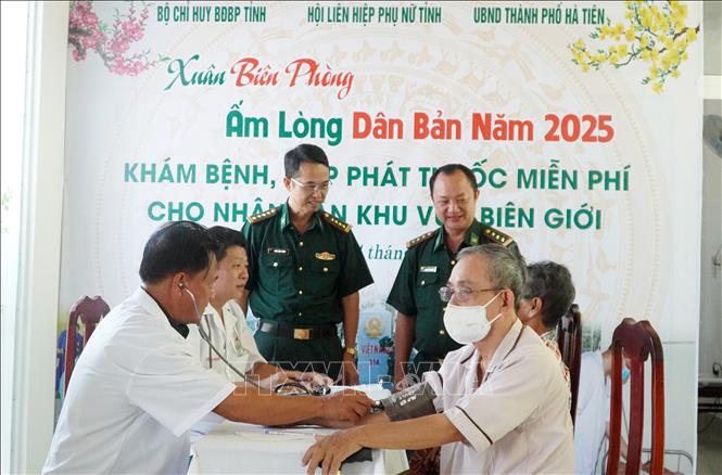 Khám và phát thuốc miễn phí cho người dân có hoàn cảnh khó khăn ở khu vực biên giới. Ảnh: Văn Sĩ - TTXVN