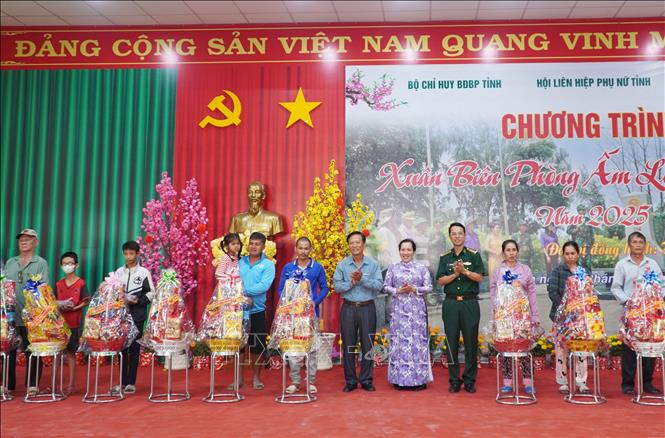 Lãnh đạo Bộ Chỉ huy Bộ đội Biên phòng và Hội LHPN tỉnh Kiên Giang tặng quà Tết cho hộ nghèo, cận nghèo khu vực biên giới. Ảnh: Văn Sĩ - TTXVN