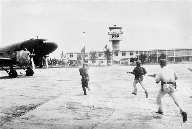 Ngày 7/1/1979, lực lượng vũ trang cách mạng Campuchia cùng Quân tình nguyện Việt Nam tiến vào giải phóng sân bay Pochentong (nay là Sân bay Quốc tế Phnom Penh). Ảnh: TTXVN