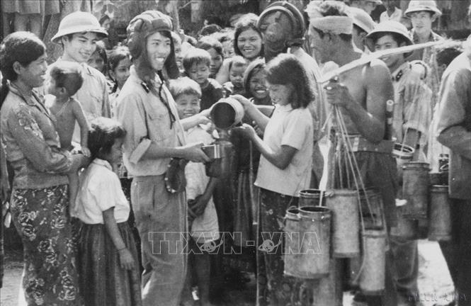 Người dân Campuchia mang nước thốt nốt đến cho bộ đội tình nguyện Việt Nam trong những ngày giúp dân Campuchia thu hoạch lúa - hình ảnh thắm đượm tình nghĩa quân dân Việt Nam - Campuchia trong cuộc chiến đấu lật đổ chế độ diệt chủng Pol Pot. Ảnh: TTXVN