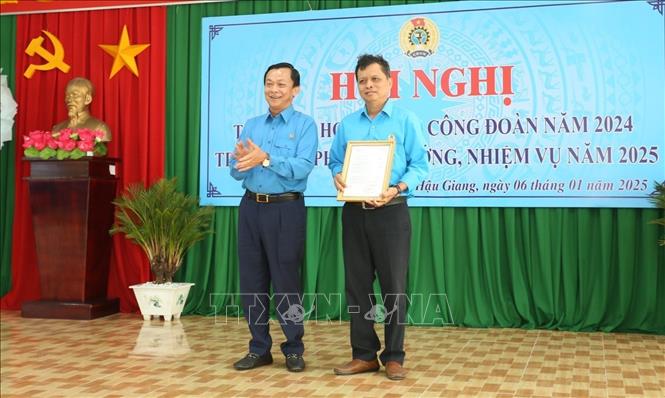 Khen thưởng các đơn vị xuất sắc trong công tác công đoàn năm 2024. Ảnh: Duy Khương - TTXVN