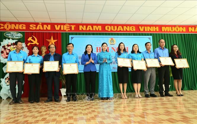 Khen thưởng các đơn vị xuất sắc trong công tác công đoàn năm 2024. Ảnh: Duy Khương - TTXVN