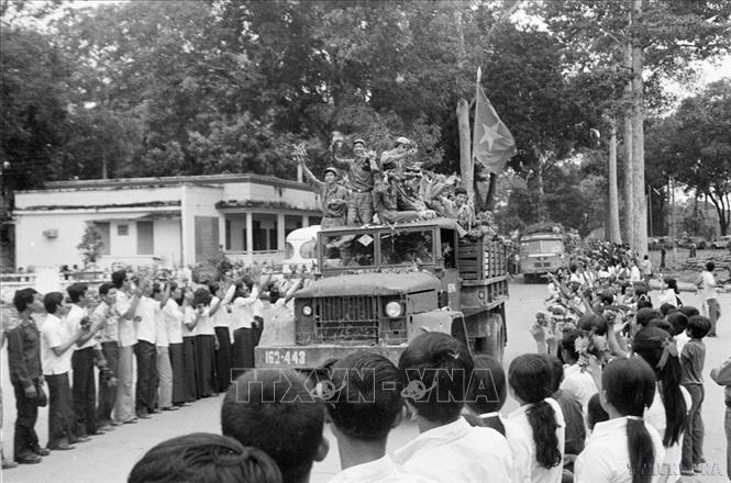 Thiếu nhi Campuchia lưu luyến tiễn bộ đội tình nguyện Việt Nam về nước (1982). Ảnh: Nguyễn Dĩnh - TTXVN
