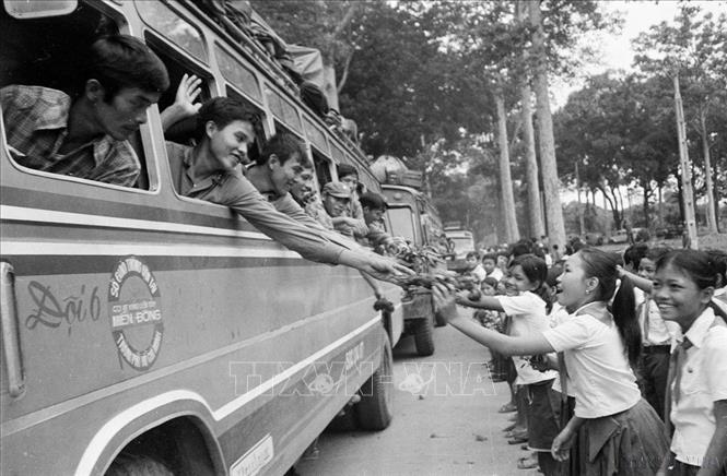 Thiếu nhi Campuchia lưu luyến tiễn bộ đội tình nguyện Việt Nam về nước (1982). Ảnh: Nguyễn Dĩnh - TTXVN