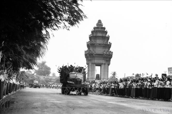 Hàng vạn người dân Thủ đô Phnom Penh đứng dọc hai bên đường, lưu luyến tiễn đưa Quân tình nguyện Việt Nam hoàn thành nghĩa vụ quốc tế, lên đường trở về nước, tháng 6/1984. Ảnh: TTXVN
