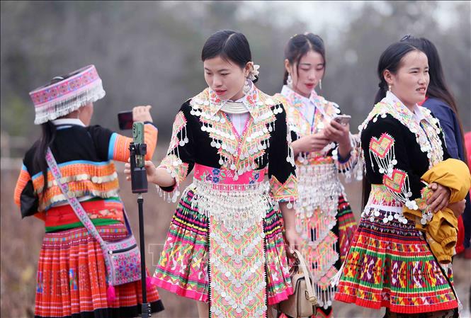 Phụ nữ dân tộc Mông xã Hua Nhàn, huyện Bắc Yên, xúng xính váy áo, vui Xuân đón Tết. Ảnh: Quang Quyết - TTXVN