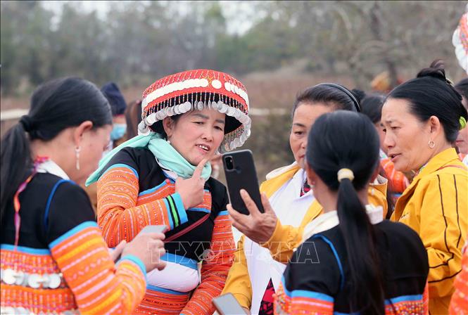 Đồng bào dân tộc Mông ở xã Hua Nhàn, huyện Bắc Yên rộn ràng vui Xuân đón Tết. Ảnh: Quang Quyết - TTXVN