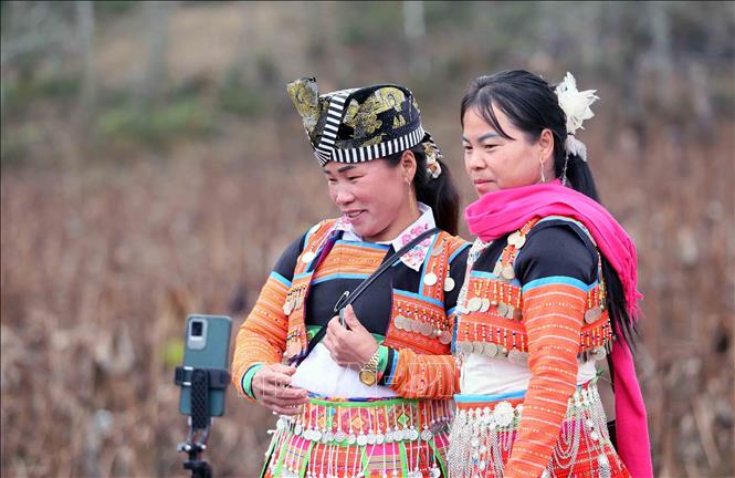 Phụ nữ dân tộc Mông xã Hua Nhàn, huyện Bắc Yên xúng xính váy áo, vui Xuân đón Tết. Ảnh: Quang Quyết - TTXVN