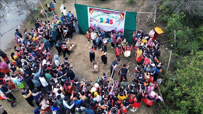 Thi giã bánh dày trong ngày Tết cổ truyền của Đồng bào dân tộc Mông ở xã Hua Nhàn, huyện Bắc Yên. Ảnh: Quang Quyết - TTXVN