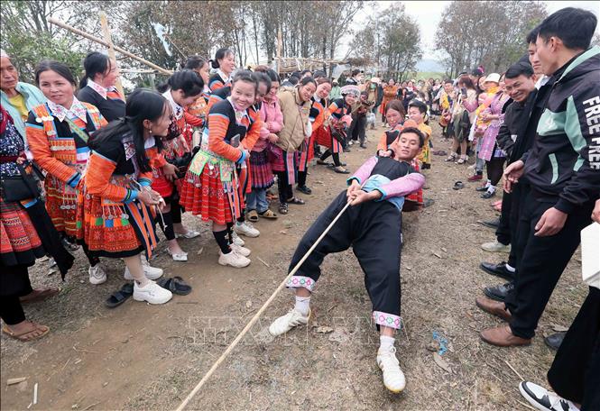 Thi kéo co trong ngày Tết cổ truyền của Đồng bào dân tộc Mông ở xã Hua Nhàn, huyện Bắc Yên. Ảnh: Quang Quyết - TTXVN