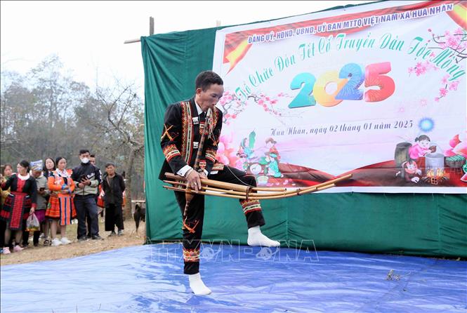 Múa khèn trong ngày Tết cổ truyền của Đồng bào dân tộc Mông ở xã Hua Nhàn, huyện Bắc Yên. Ảnh: Quang Quyết - TTXVN