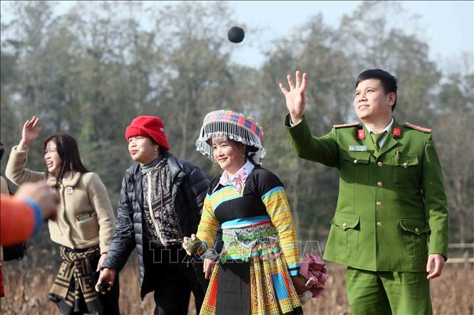 Tham gia ném Pao trong ngày Tết cổ truyền của Đồng bào dân tộc Mông ở xã Hua Nhàn, huyện Bắc Yên. Ảnh: Quang Quyết - TTXVN