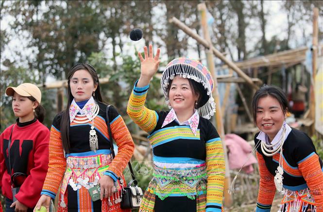 Phụ nữ dân tộc Mông xã Hua Nhàn, huyện Bắc Yên tham gia ném Pao. Ảnh: Quang Quyết - TTXVN