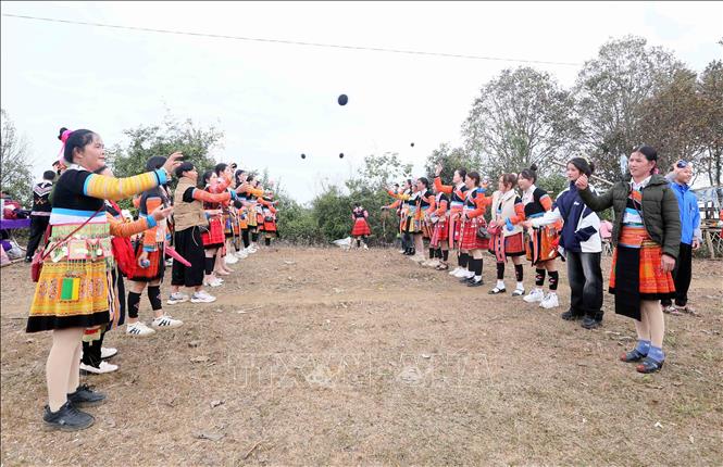 Các chàng trai, cô gái dân tộc Mông xã Hua Nhàn, huyện Bắc Yên tham gia ném Pao. Ảnh: Quang Quyết - TTXVN