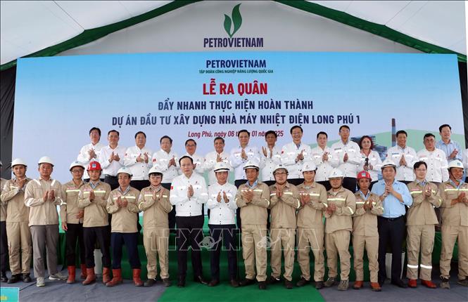 Lãnh đạo các tỉnh, thành và Tập đoàn Dầu khí Việt Nam cùng cán bộ công nhân nhà máy Nhiệt điện Long Phú 1 chụp hình lưu niệm tại lễ phát động. Ảnh: Trung Hiếu. TTXVN