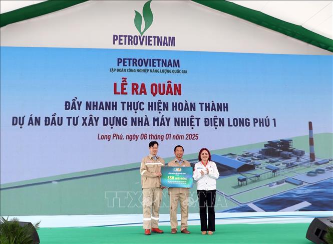 Tặng huyện Long Phú (Sóc Trăng) lo an sinh xã hội cho địa phương tại lễ phát động. Ảnh: Trung Hiếu - TTXVN