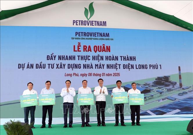 Tập đoàn Dầu khí Việt Nam tặng 5 tỷ đồng cho 5 tỉnh, thành trong khu vực ủng hộ tết cho người nghèo tại buổi lễ. Ảnh: Trung Hiếu - TTXVN